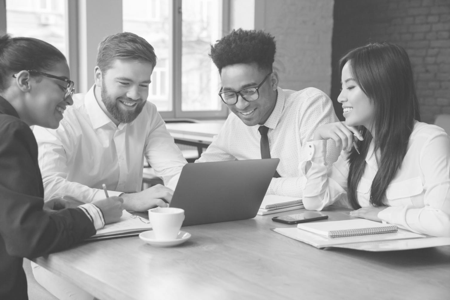 Reunión de equipo analizando resultados de pronósticos financieros