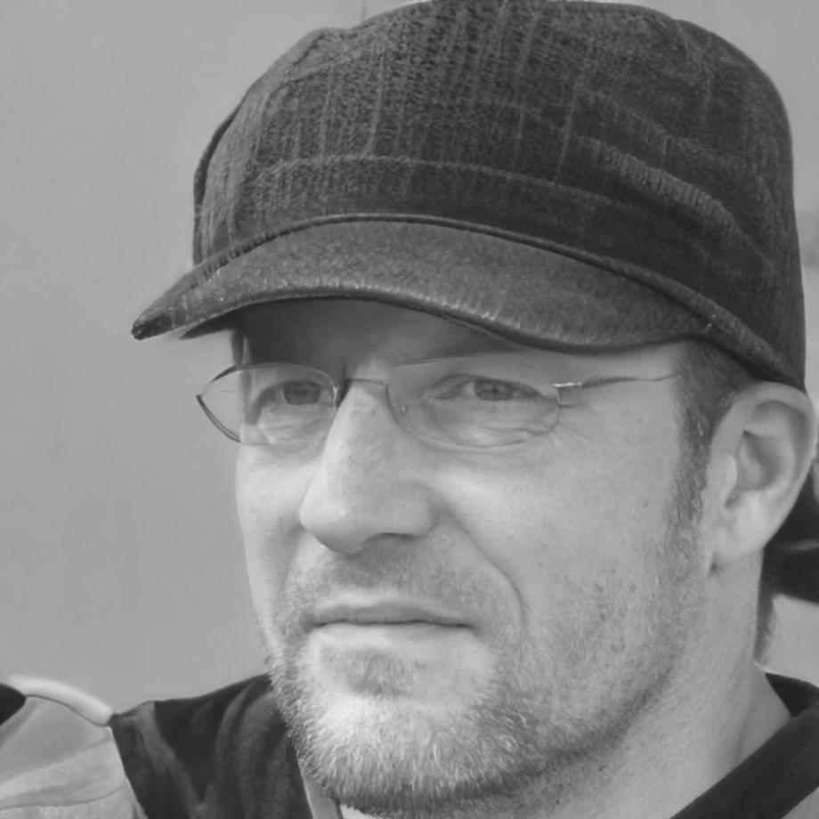Retrato profesional de Gonzalo Mendizábal, analista financiero y exalumno del programa