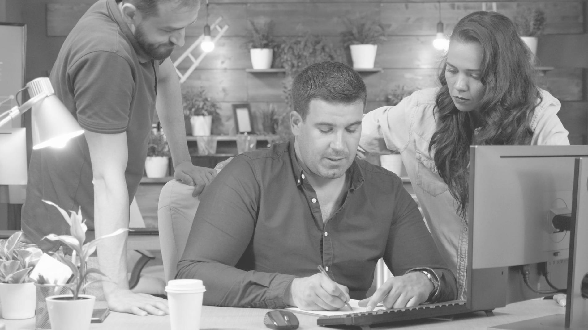 Estudiantes trabajando con análisis financiero en ordenadores mostrando gráficos y datos económicos reales